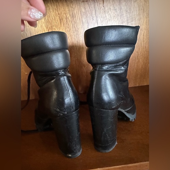 Authentic Used Stuart Weitzman size 6 - Picture 5 of 8